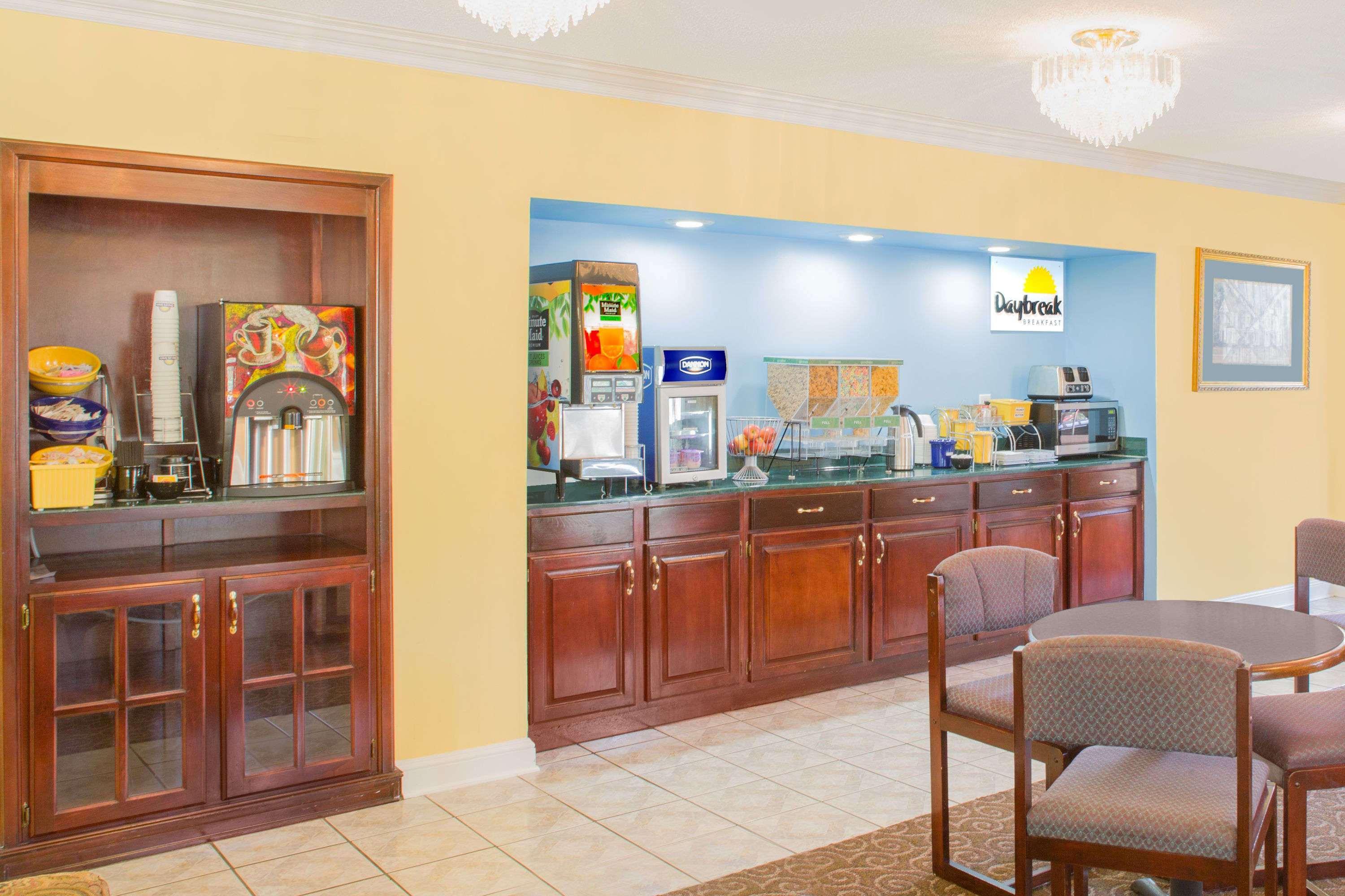 Days Inn By Wyndham Андалусия Екстериор снимка